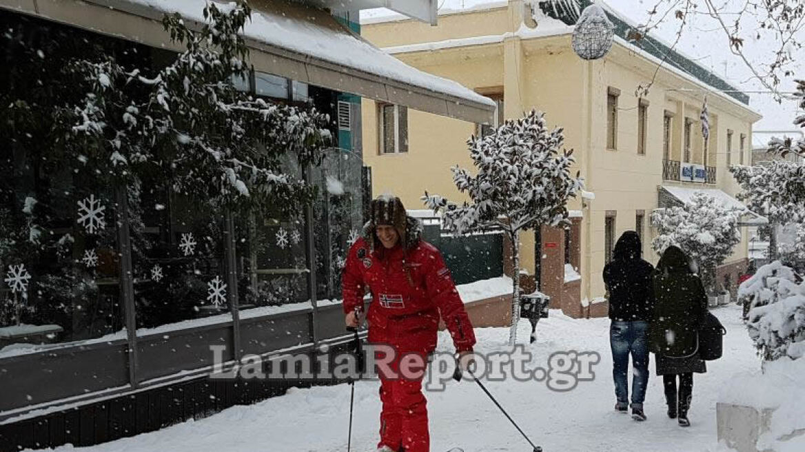 Χιονοθύελλα σαρώνει τη Φθιώτιδα - Με σκι κινούνται στο κέντρο της Λαμίας